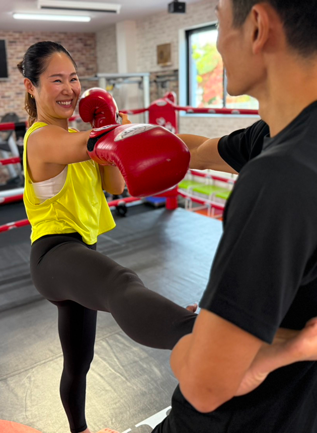 パーソナルトレーニングを受ける会員とトレーナー