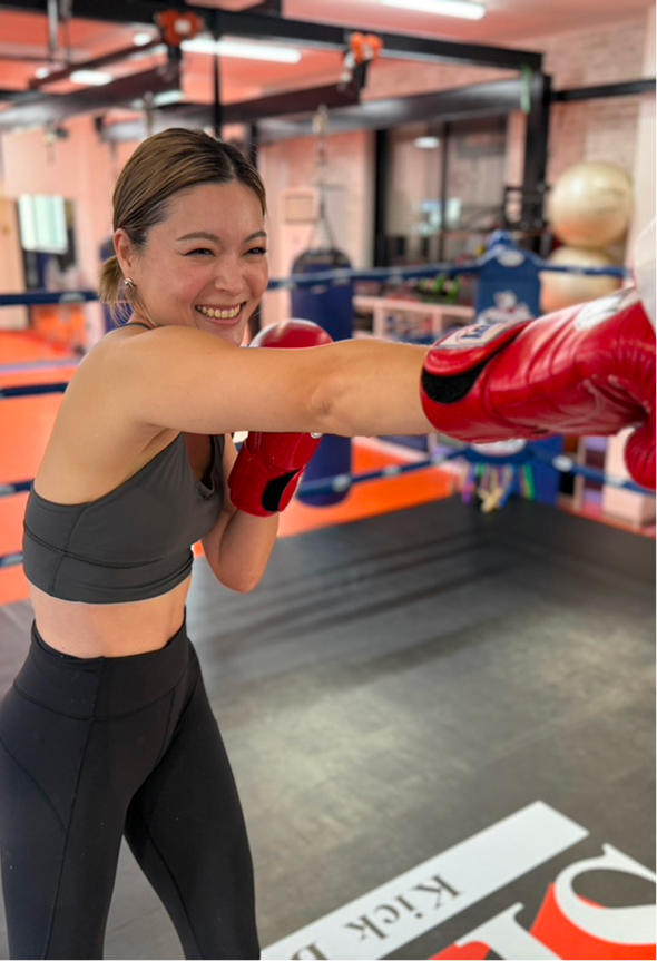 キックボクシングをしている女性1