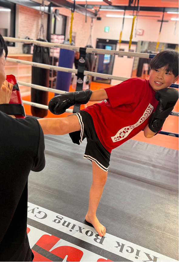 キックボクシングをしている子供