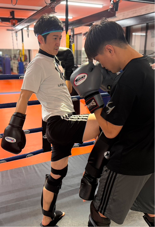 キックボクシングをしている男性